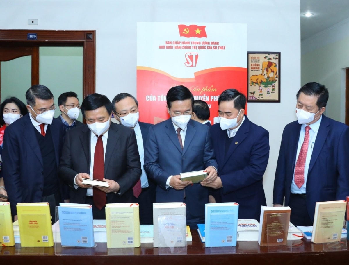 Các đại biểu dự lễ ra mắt cuốn sách “Một số vấn đề lý luận và thực tiễn về chủ nghĩa xã hội và con đường đi lên chủ nghĩa xã hội ở Việt Nam”.