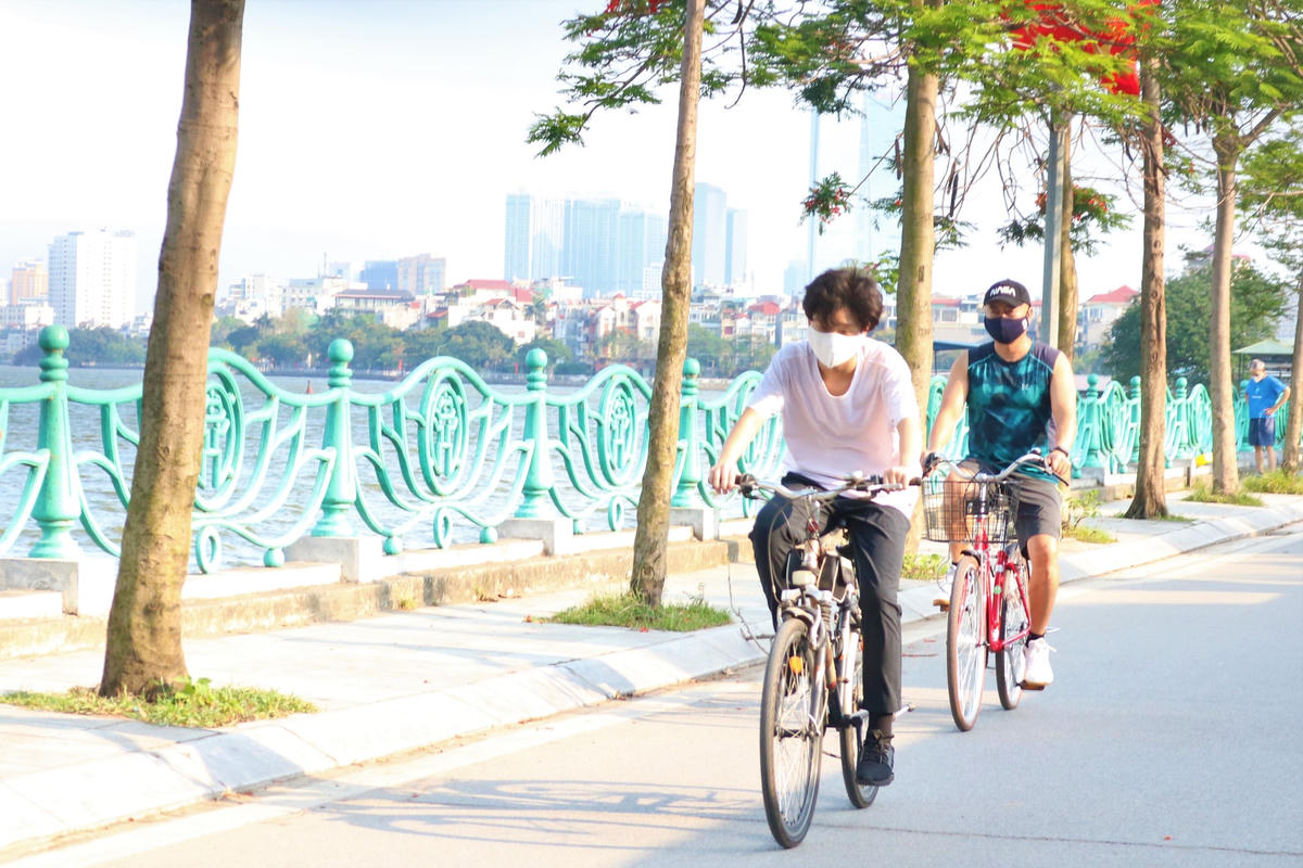 [ẢNH] Hà Nội: Người dân vẫn ‘vô tư’ tập thể dục, chụp ảnh không đeo khẩu trang ở Hồ Tây