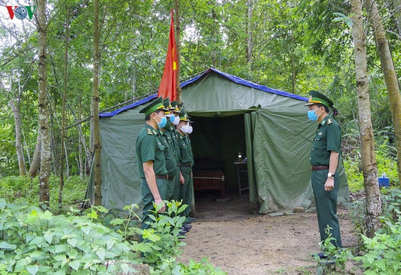 Trước tình hình dịch bệnh Covid-19 đang diễn biến ngày càng phức tạp, nhằm ngăn ngừa dịch bệnh lây lan từ nước ngoài vào nước ta qua biên giới, Bộ đội Biên phòng tỉnh Điện Biên đã kích hoạt lại và duy trì nghiêm 60 tổ chốt chặn trên biên giới, với hơn 250 cán bộ, chiến sĩ bộ đội biên phòng tham gia.
