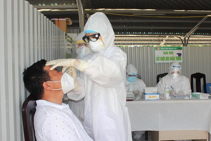 Lấy mẫu xét nghiệm Covid-19 cho người dân Phú Yên.
