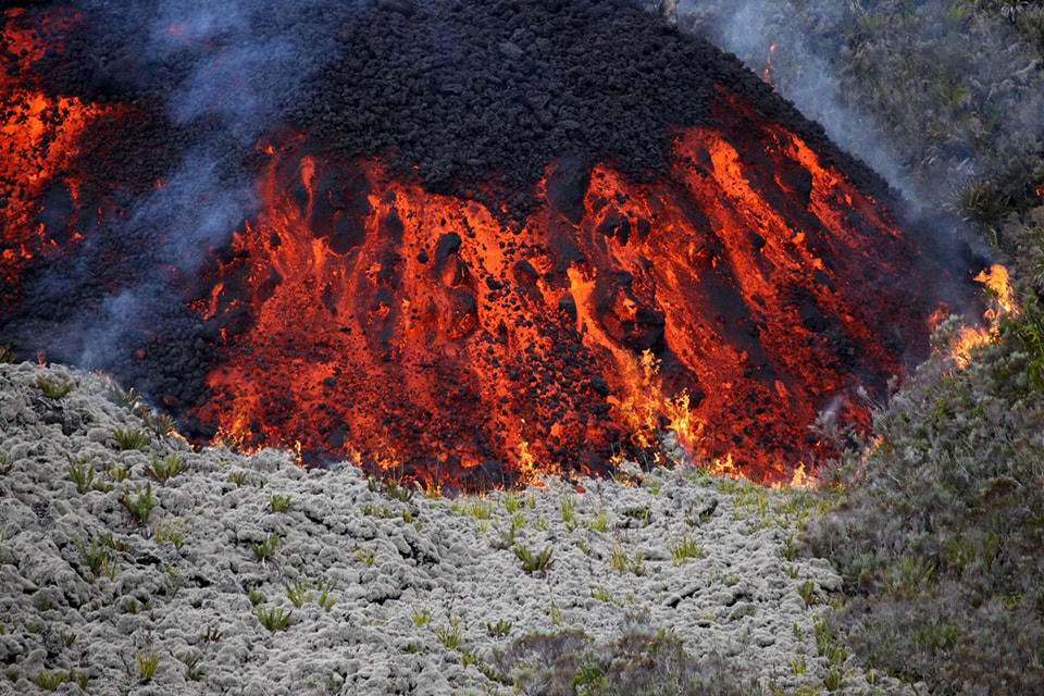 ​19. Dung nham chảy ra từ núi lửa Piton de la Fournaise ngày 31 Tháng 7 2015. Ảnh Richard Bouhet / AFP / Getty.