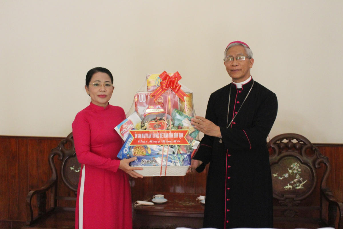 Bà Nguyễn Thị Phong Vũ, Chủ tịch Ủy ban MTTQ Việt Nam tỉnh Bình Định thăm và chúc mừng Linh mục Nguyễn Văn Khôi, Giám mục Giáo phận Quy Nhơn.