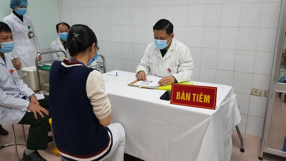 Nữ tình nguyện viên đầu tiên chuẩn bị tiêm vắc xin Covid-19 liều cao nhất sáng 12/1. Nguồn: Suckhoedoisong.vn.