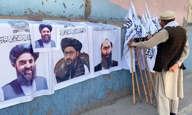 Chân dung thủ lĩnh Taliban Mullah Haibatullah Akhunzada được rao bán ở Kabul.