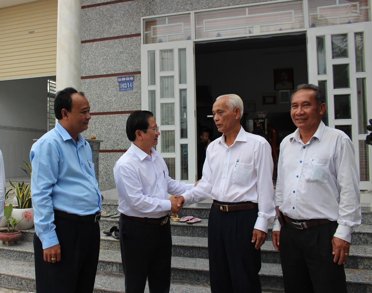 Lãnh đạo TP Cần Thơ đến thăm Thầy thuốc Nhân dân Nguyễn Văn Út.