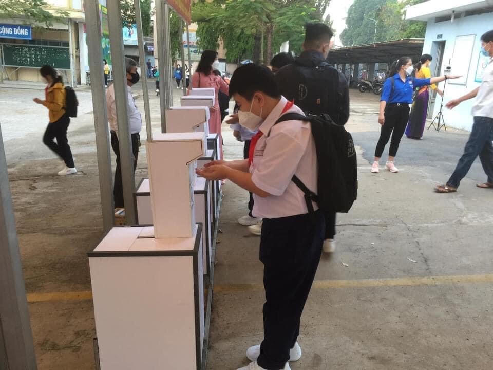 Học sinh thực hiện việc rửa tay sát khuẩn trước khi vào lớp học.