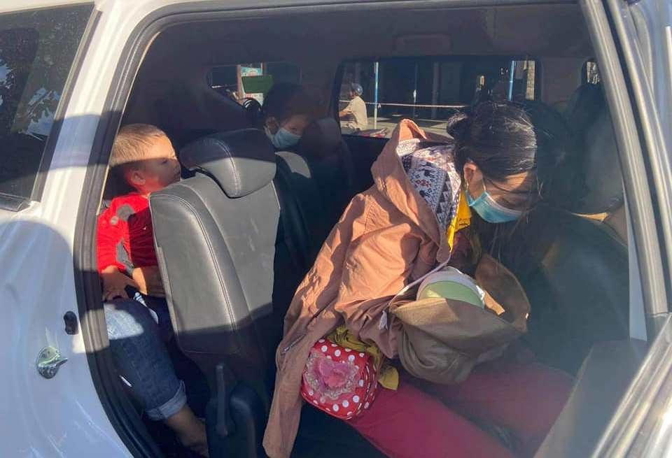 Thuê ô tô để chở gia đình anh Xò về quê.