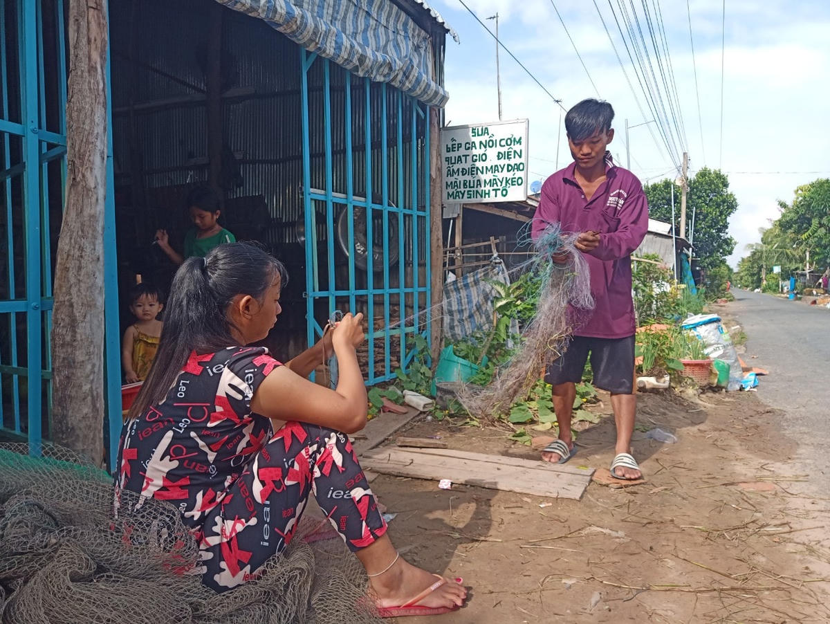 Ngư dân chuẩn bị ngư cụ.
