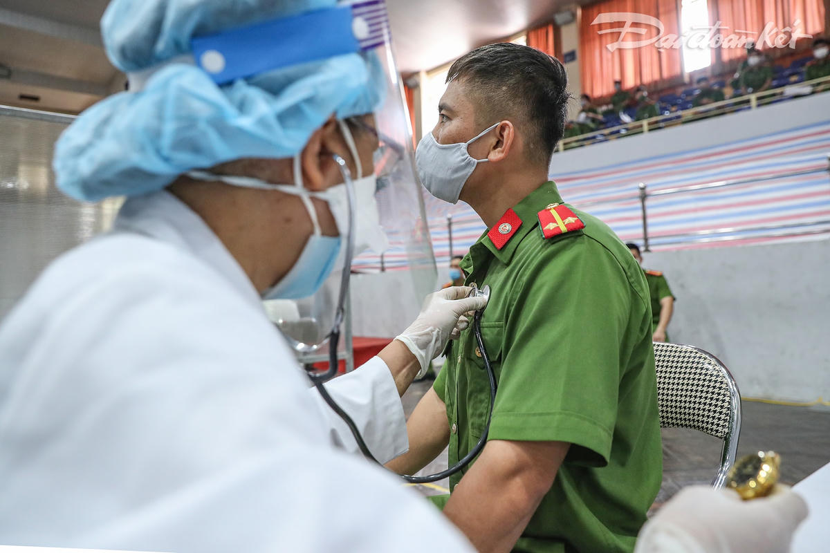 Các đối tượng tiêm chủng đều được khám sàng lọc trước khi tiêm.