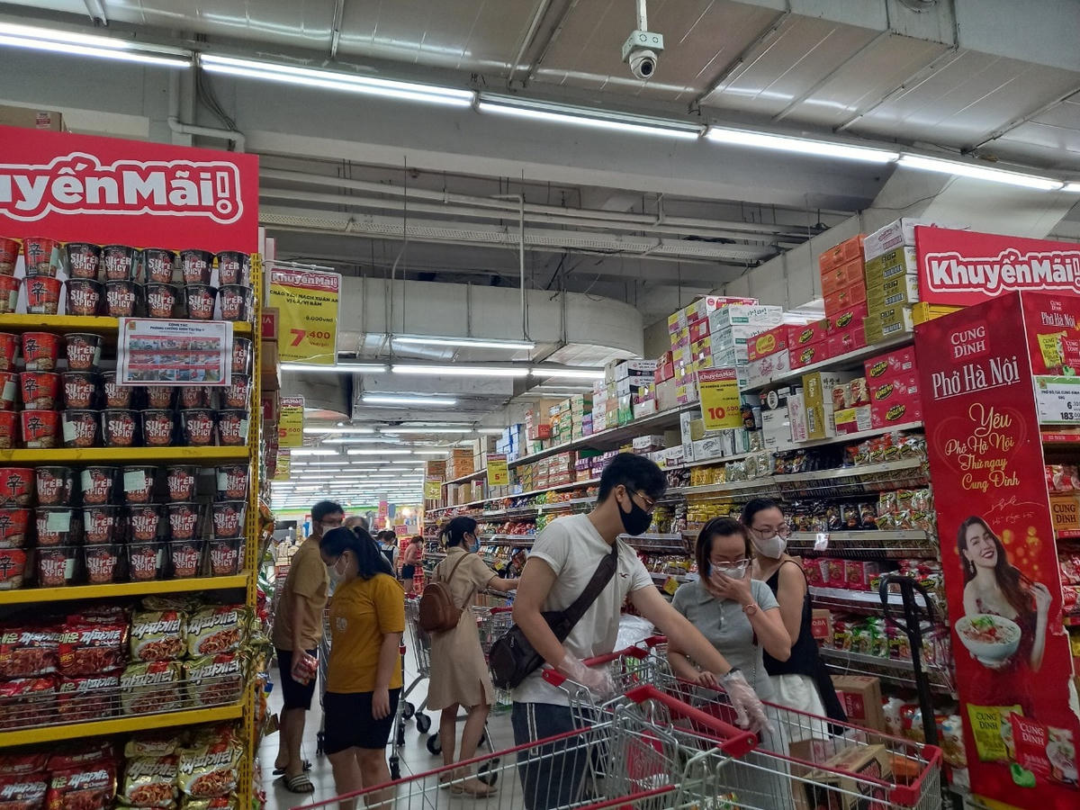 Hà Nội: Sức mua sắm tăng nhẹ, siêu thị huy động thêm nhân lực trong ngày đầu giãn cách