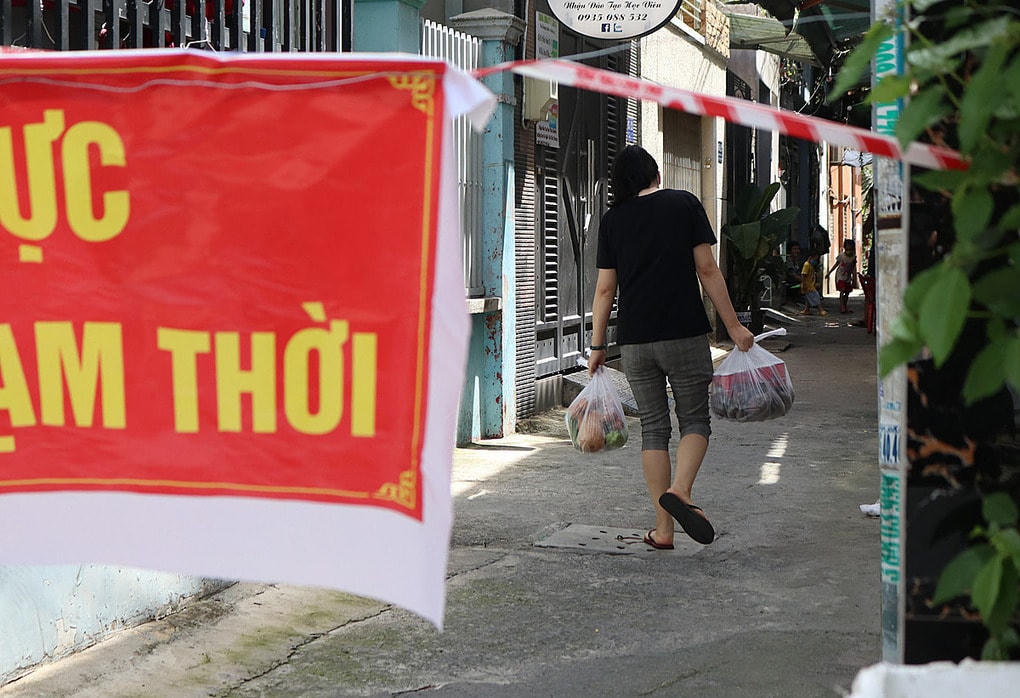 Những phần quà trao tay người dân trong con hẻm đang bị phong tỏa. Ảnh: Nhóm Điều ước ban mai.  
