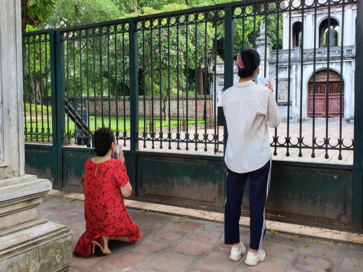 Các phụ huynh đều thành tâm khấn vái, thậm chí quỳ sụp trước cổng Văn Miếu...