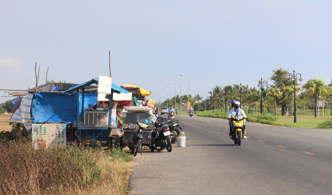 Các lều quán gây cản trở tầm quán sát của tài xế khi lưu thông.