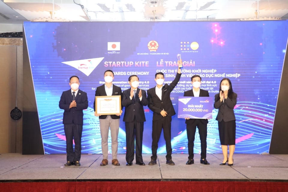 Đội thi đến từ Trường CĐ Việt Đức Nghệ An đạt Giải Nhất Startup Kite 2021 với dự án "Gậy thông minh".