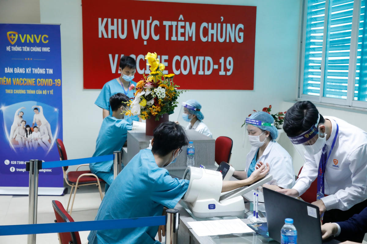 Tiêm chủng vẫn là biện pháp hữu hiệu nhất để phòng ngừa Covid-19. Ảnh: Phạm Quang Vinh.