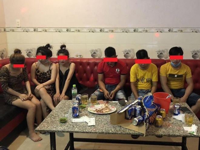 Các đối tượng tụ tập hát karaoke trong thời gian giãn cách xã hội bị bắt quả tang.