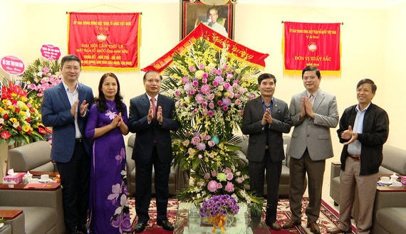 Ông Đỗ Việt Anh, Chủ tịch Ủy ban MTTQ tỉnh Ninh Bình tiếp nhận lẵng hoa tươi thắm từ lãnh đạo tỉnh.
