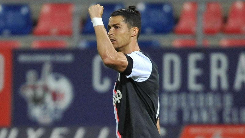 Ronaldo vượt qua Rui Costa để trở thành cầu thủ người Bồ Đào Nha ghi nhiều bàn thắng nhất tại Serie A (Ảnh: Getty).