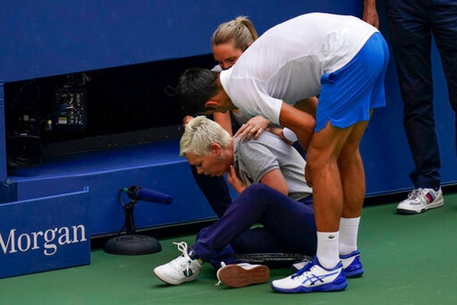 Djokovic bị loại sau khi đánh bóng trúng cỗ nữ trọng tài.  