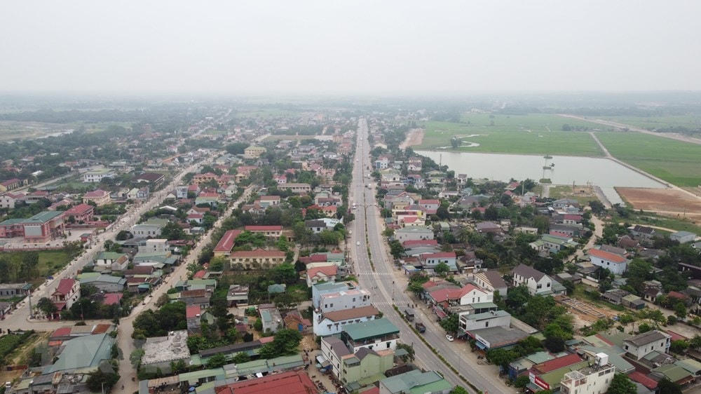 Đường 9 (Quốc lộ 9) đoạn qua huyện Cam Lộ nhìn từ trên cao. (Ảnh: Thanh Thủy/TTXVN).