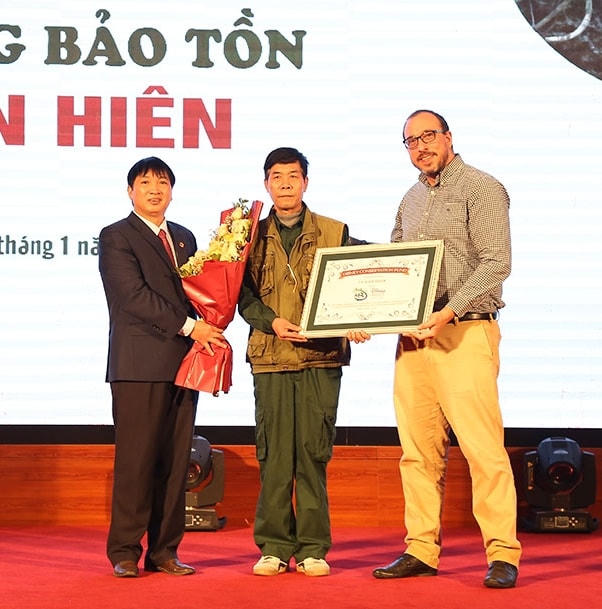 Ông Lê Văn Hiên đón nhận Bằng vinh danh
