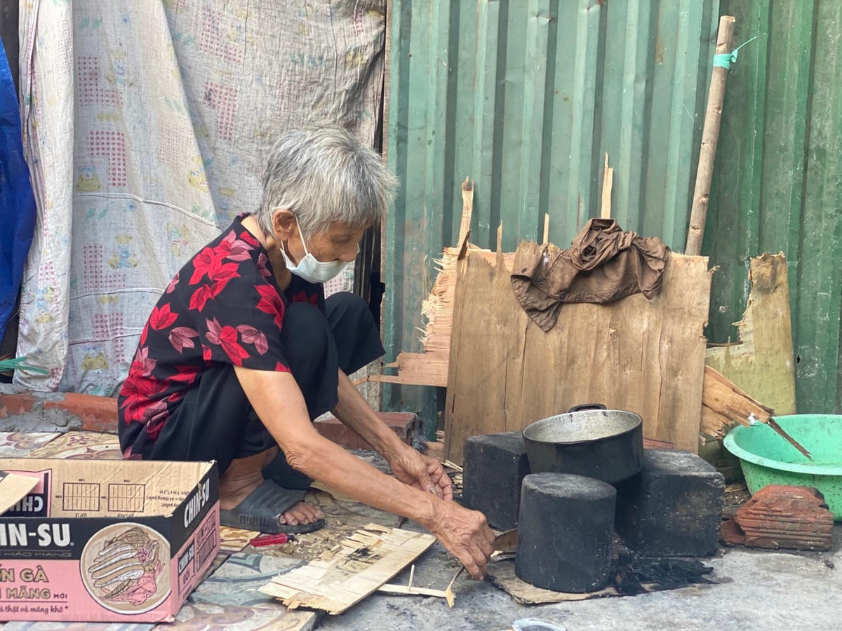 Cụ Thắm nhóm bếp chuẩn bị bữa cơm chiều.