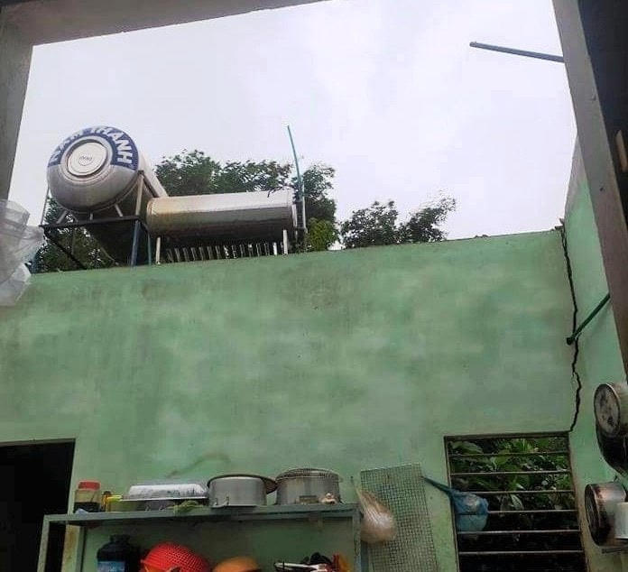 Nhiều ngôi nhà dân bị tốc mái hoàn toàn.