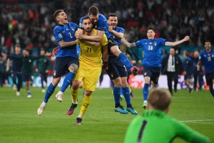 Gianluigi Donnarumma được đồng đội tôn vinh sau trận đấu. (Nguồn: UEFA).