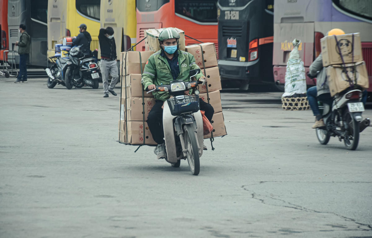 Tại các bến xe đều vắng khách, thay vào đó chủ yếu là vận chuyển hàng hóa.