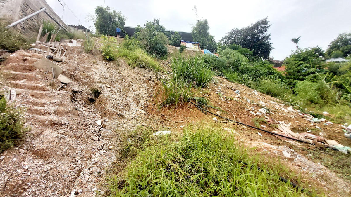 Bờ kè sông Lam dài 80m tại xóm 6, xã Thanh Lĩnh bị đổ sập xuống sông.