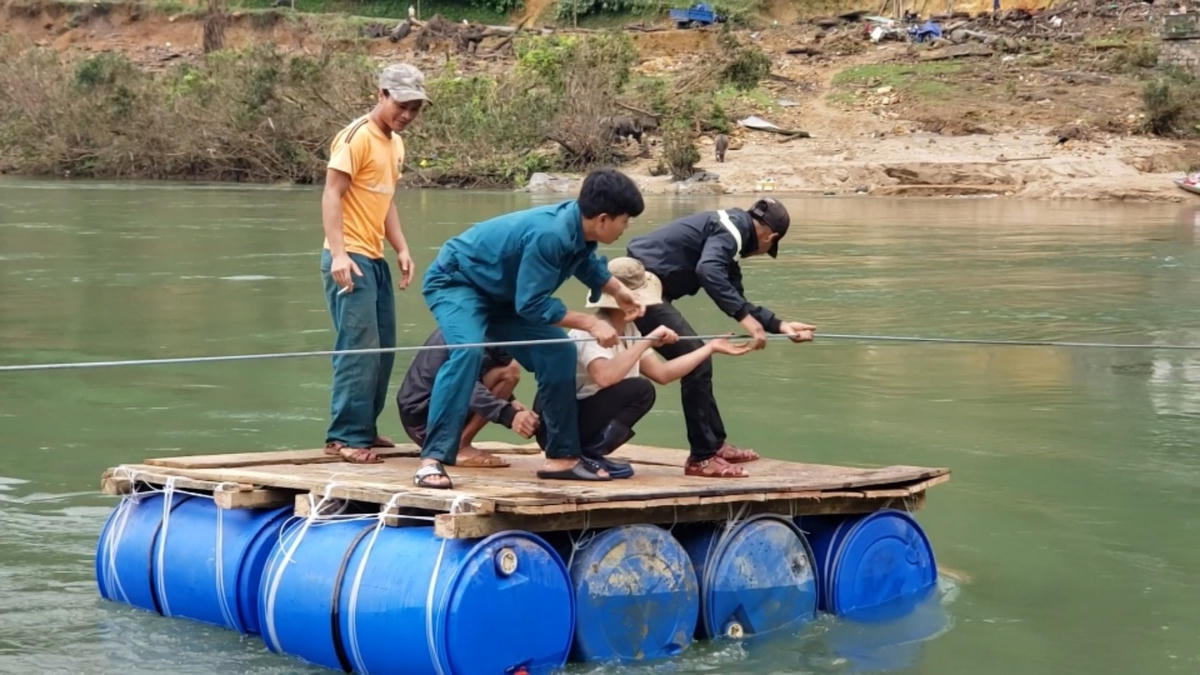 Người dân làng Tắc Rối vượt sông Tranh bằng bè.