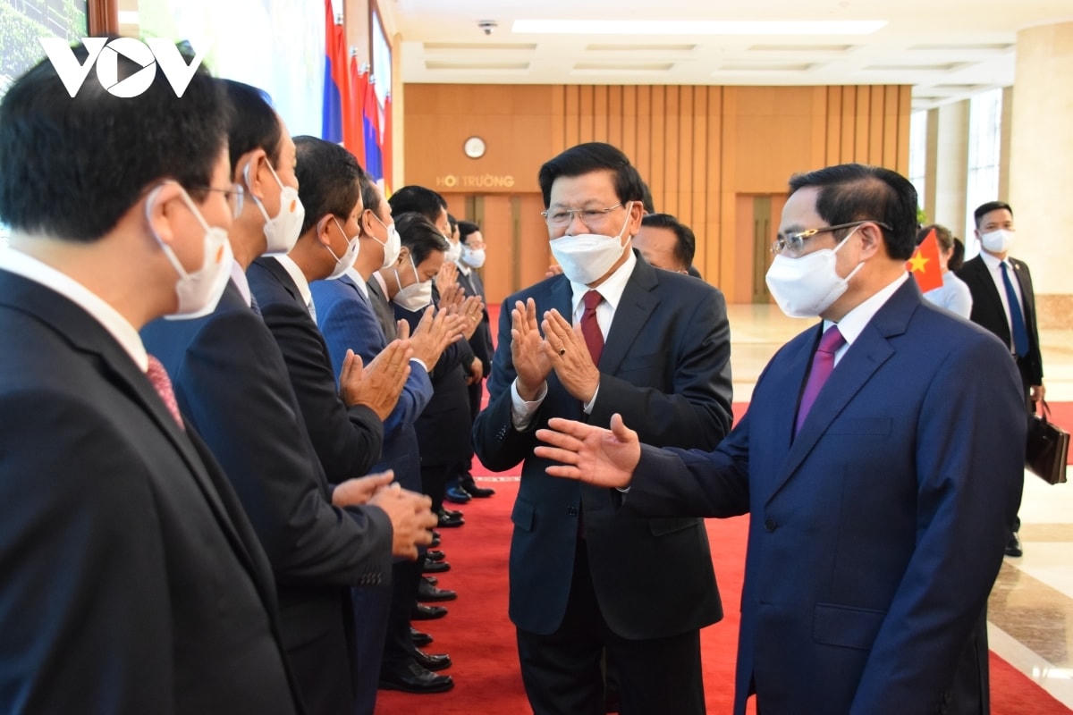 Chiều 28/6, tại Văn phòng Chính phủ, Tổng Bí thư Đảng Nhân dân Cách mạng Lào, Chủ tịch nước CHDCND Lào Thongloun Sisoulith hội kiến với Thủ tướng Phạm Minh Chính. Trong ảnh: Thủ tướng Phạm Minh Chính giới thiệu các thành viên Chính phủ với Tổng Bí thư, Chủ tịch nước Lào. 