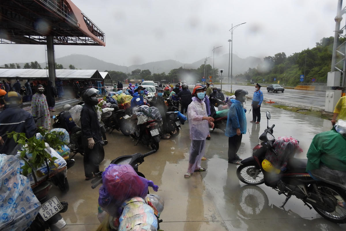 Đoàn 100 xe máy di chuyển theo QL 1 A từ Đồng Nai, Bình Dương đến Đà Nẵng sáng 8/10. Ảnh: Thanh Tùng.