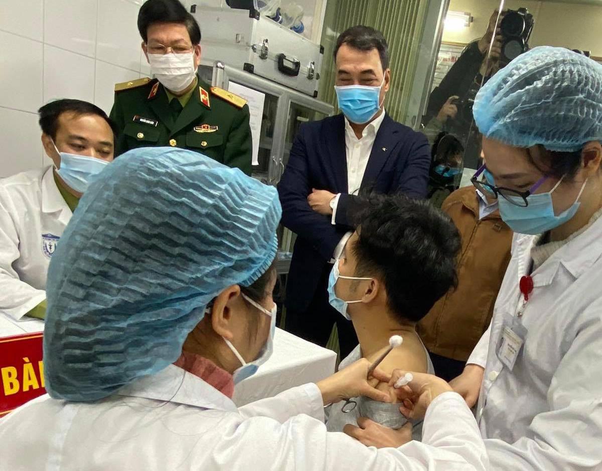 1 trong 3 người đầu tiên tình nguyện tiêm vaccine ngừa Covid-19 do Việt Nam sản xuất.