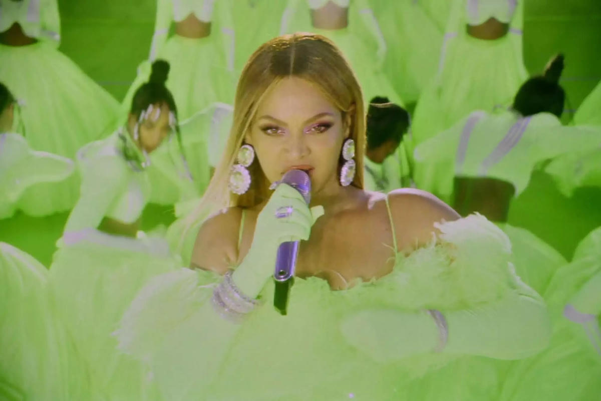 "Ong chúa" Beyonce khuấy động lễ trao giải với màn trình diễn đầy sôi động. Ảnh: Reuters.