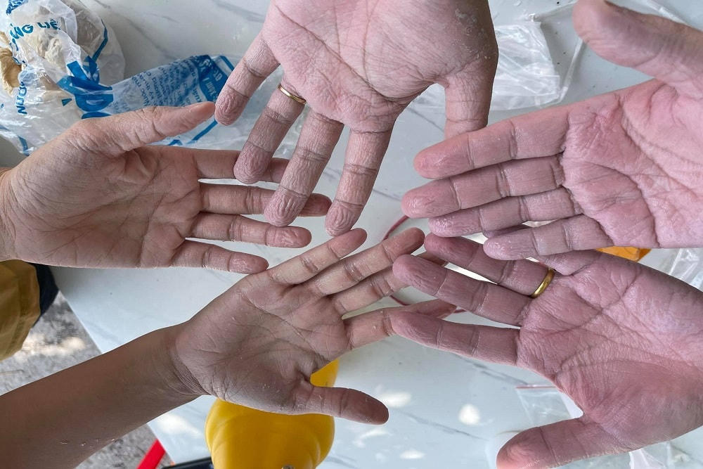Những đôi bàn tay nhăn nheo vì ngâm mồ hôi cả ngày dài. Ảnh: NVCC.