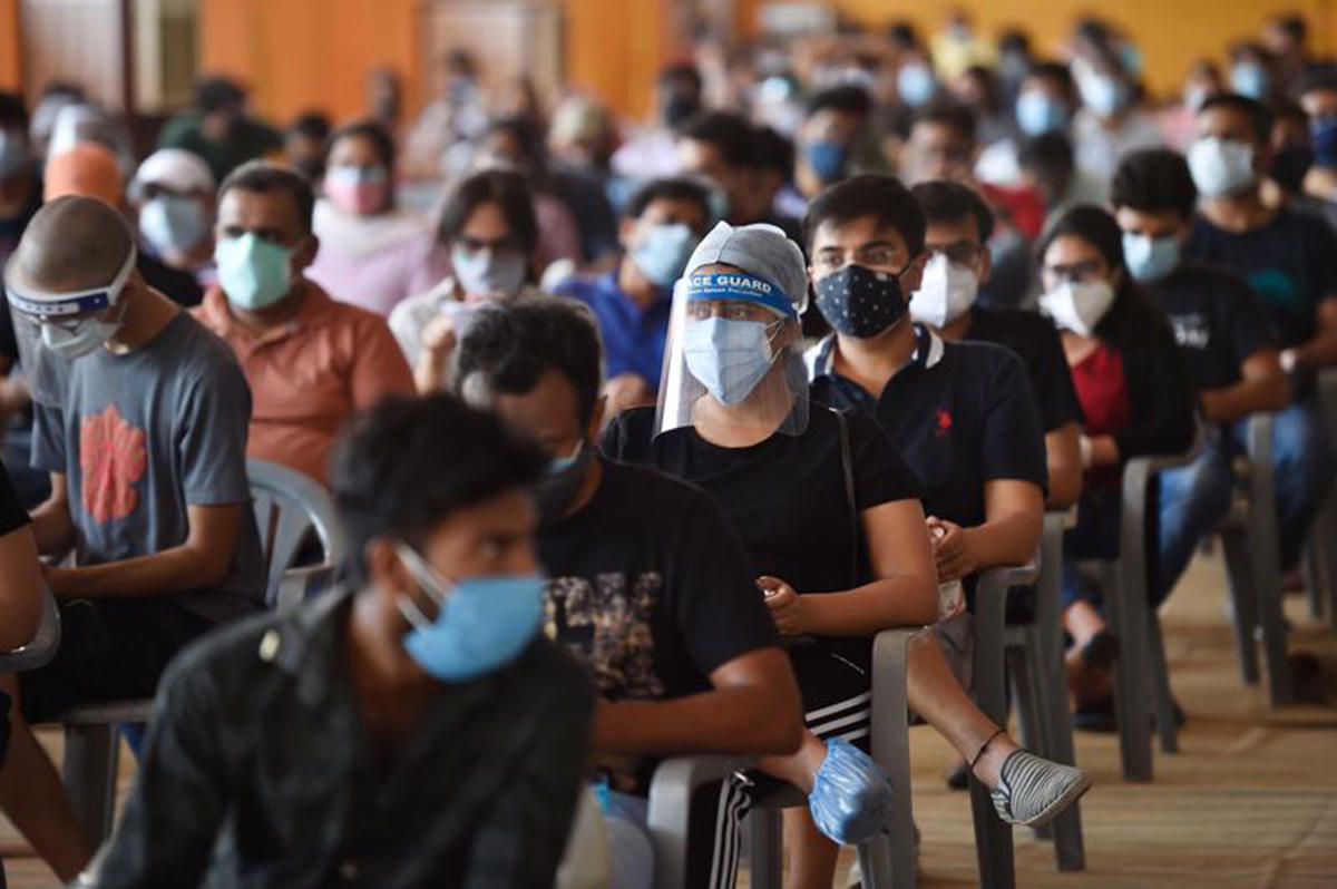 Người dân chờ tiêm vaccine Covid-19 tại một trung tâm tiêm chủng ở New Delhi, Ấn Độ. Ảnh: Getty Images.