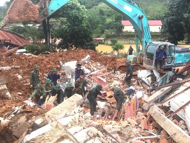 Lực lượng chức năng khẩn trương đào bới, tìm kiếm cán bộ, chiến sĩ bị vùi lấp. (Ảnh: TTXVN phát).