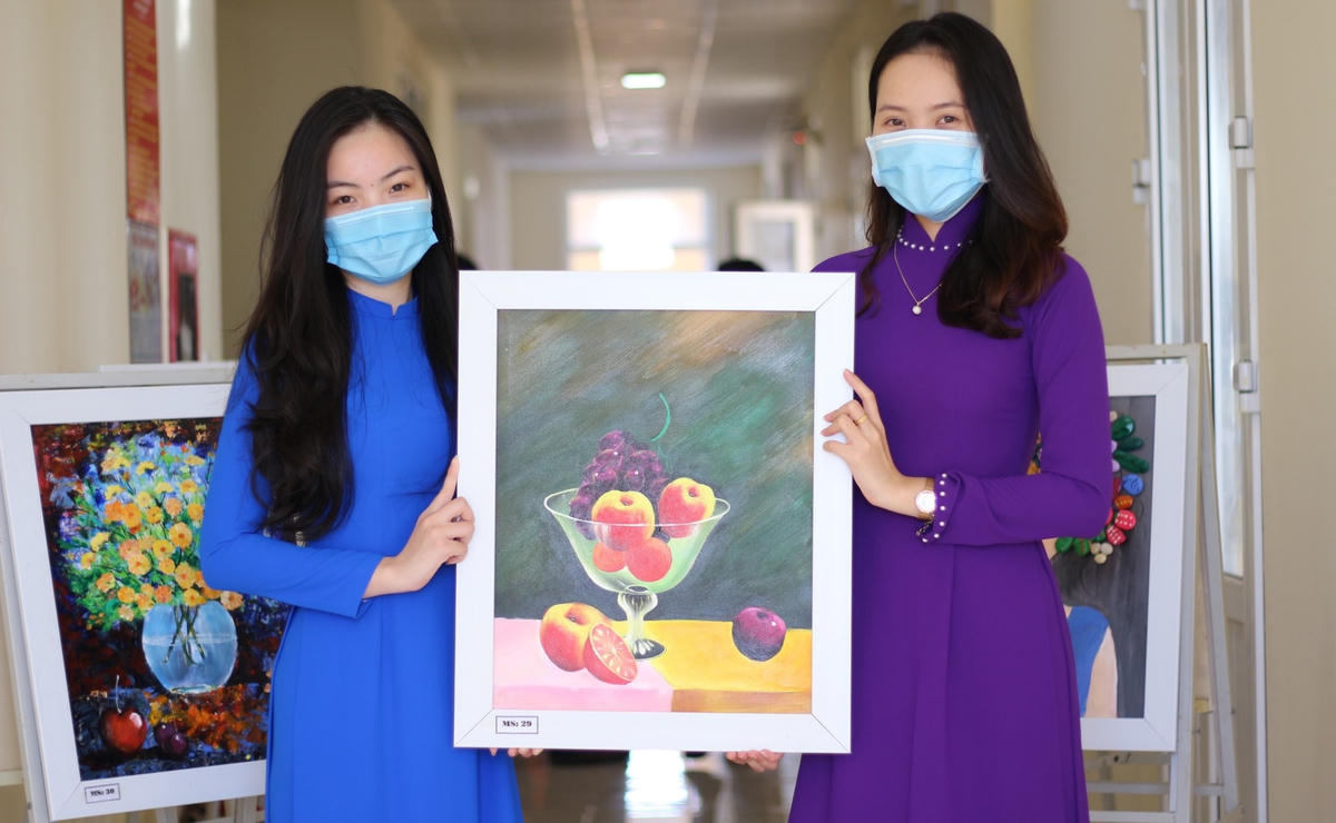 Một tác phẩm tranh treo tường được vẽ kết hợp vật liệu sỏi đá.