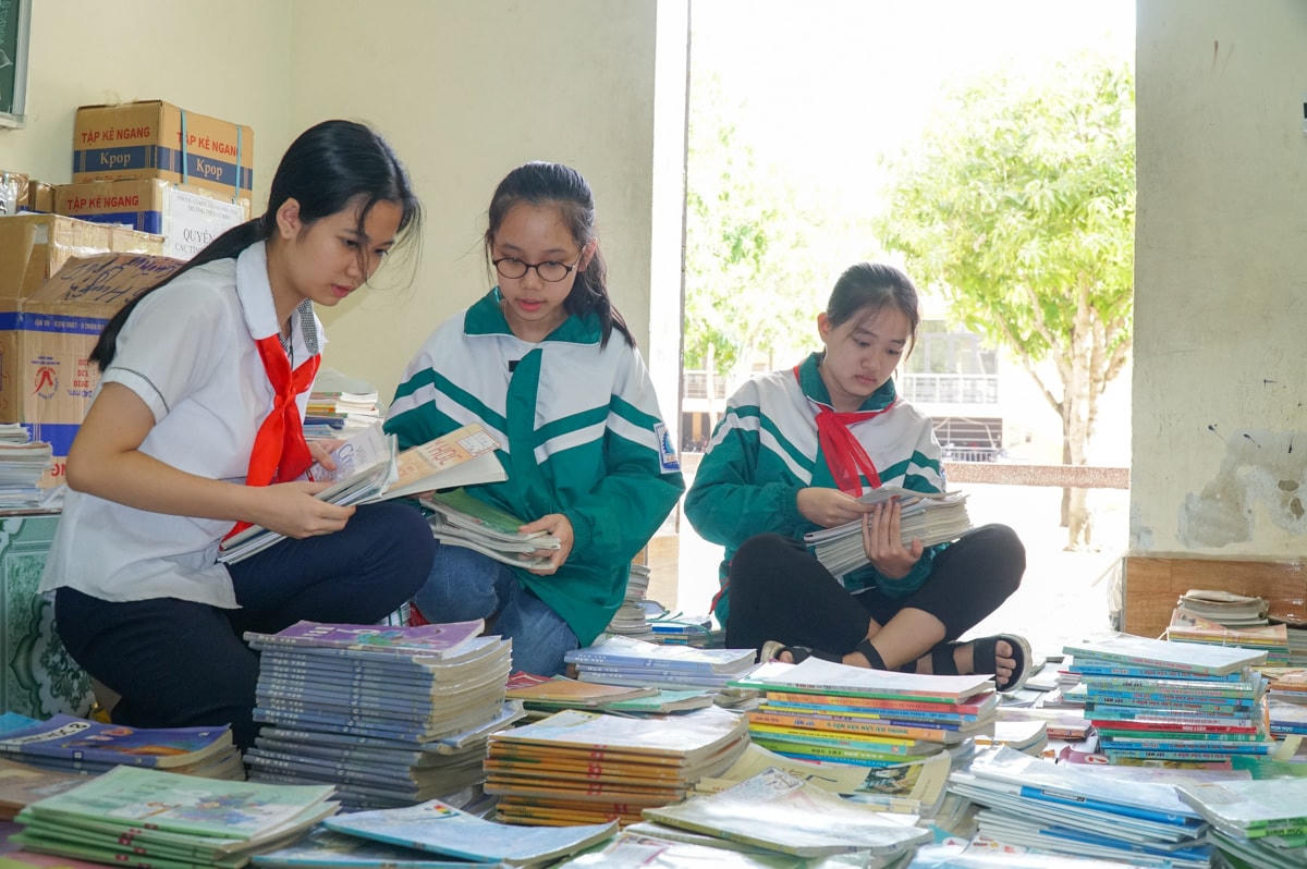 Học sinh Trường THCS Lê Mao (TP Vinh, Nghệ An) đem sách vở, bút đến trường để gửi tặng bạn bè vùng lũ.