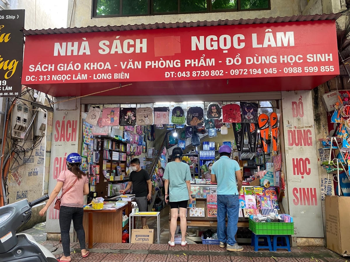 Các cửa hàng văn phòng phẩm, nhà sách mở cửa trở lại phục vụ khách hàng.