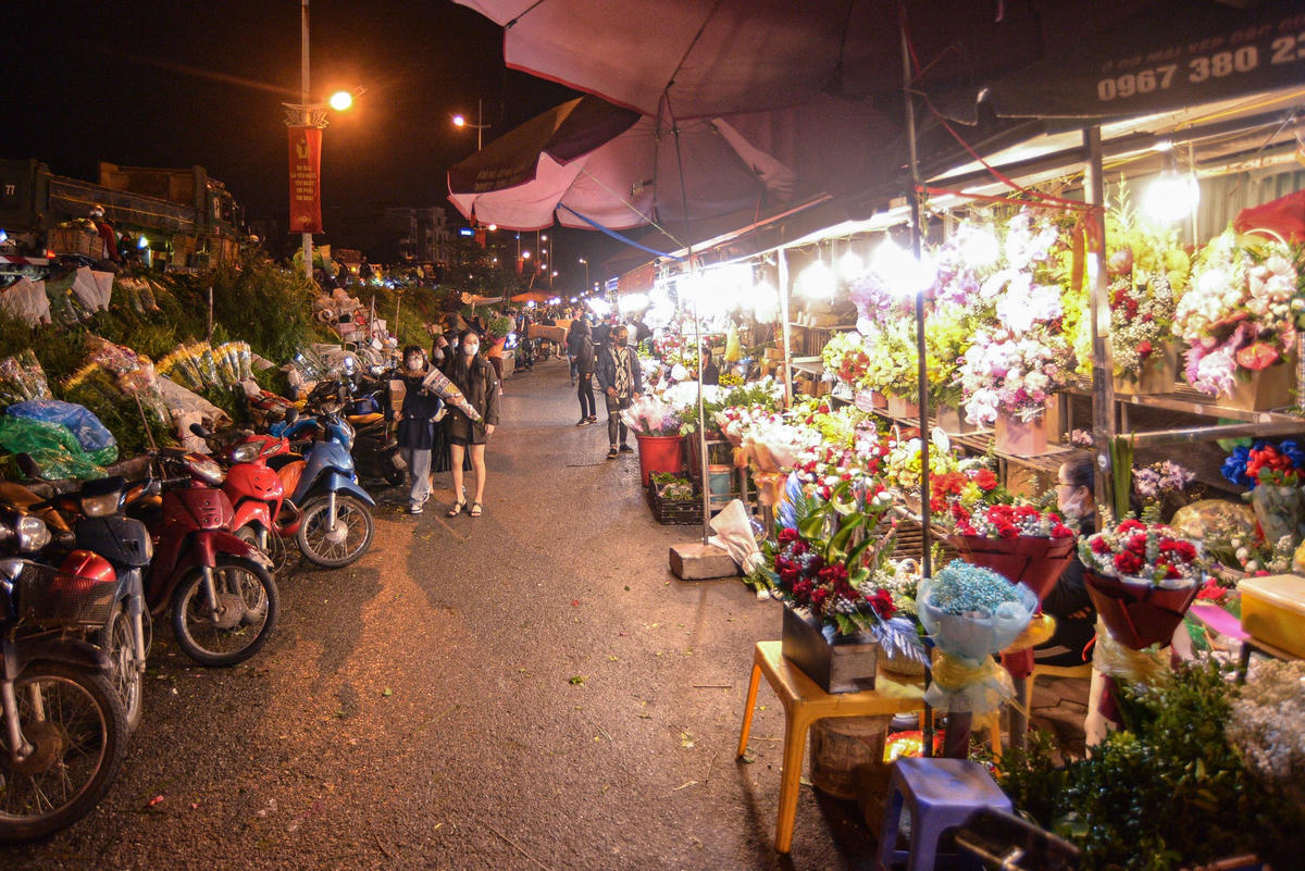 Chợ hoa được mở cửa 24/24h hàng ngày, tuy nhiên phải đến khung giờ từ 21h cho đến 7h sáng, nơi đây mới hoạt động sôi động nhất.