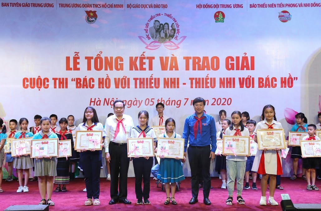 Chủ tịch Trần Thanh Mẫn trao giải Nhất cho các em thiếu niên. Ảnh: Quang Vinh.