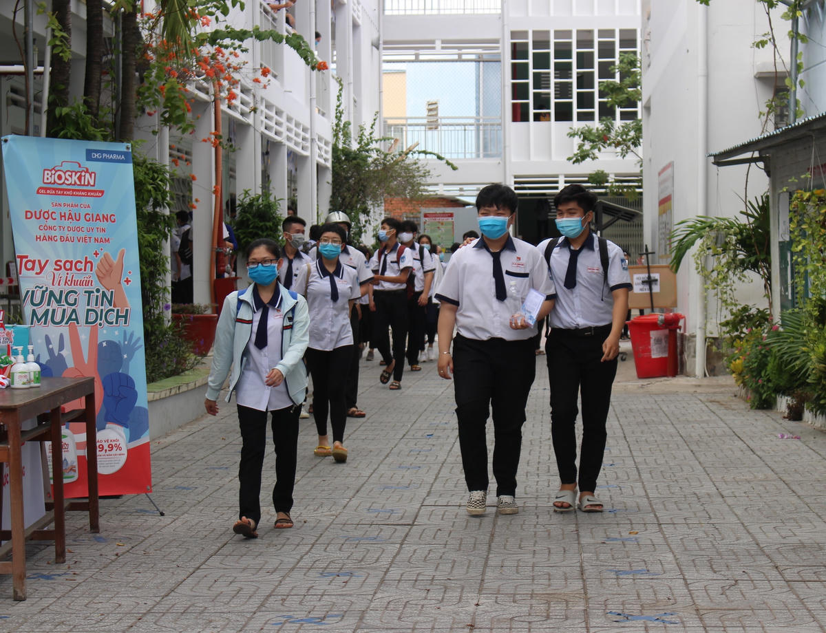 Môn thi cuối các em hồ hởi ra về