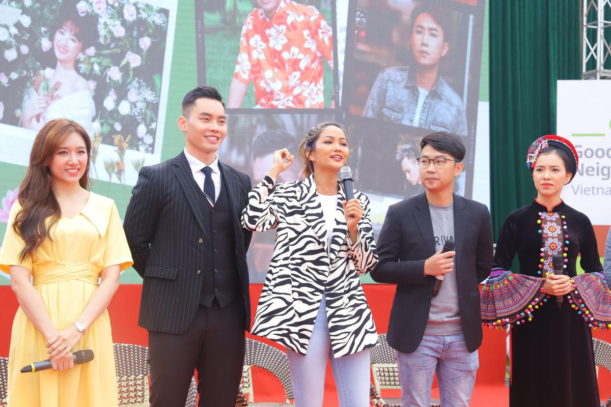 Các đại sứ chương trình truyền đi thông điệp bảo vệ trẻ em khỏi vấn nạn tảo hôn.