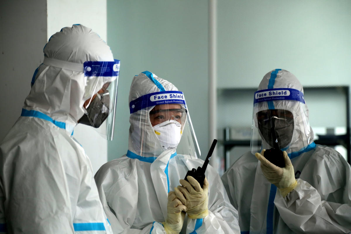 Vào khu điều trị các bác sĩ, điều dưỡng dường như tách biệt với bên ngoài và chỉ liên lạc bằng bộ đàm.