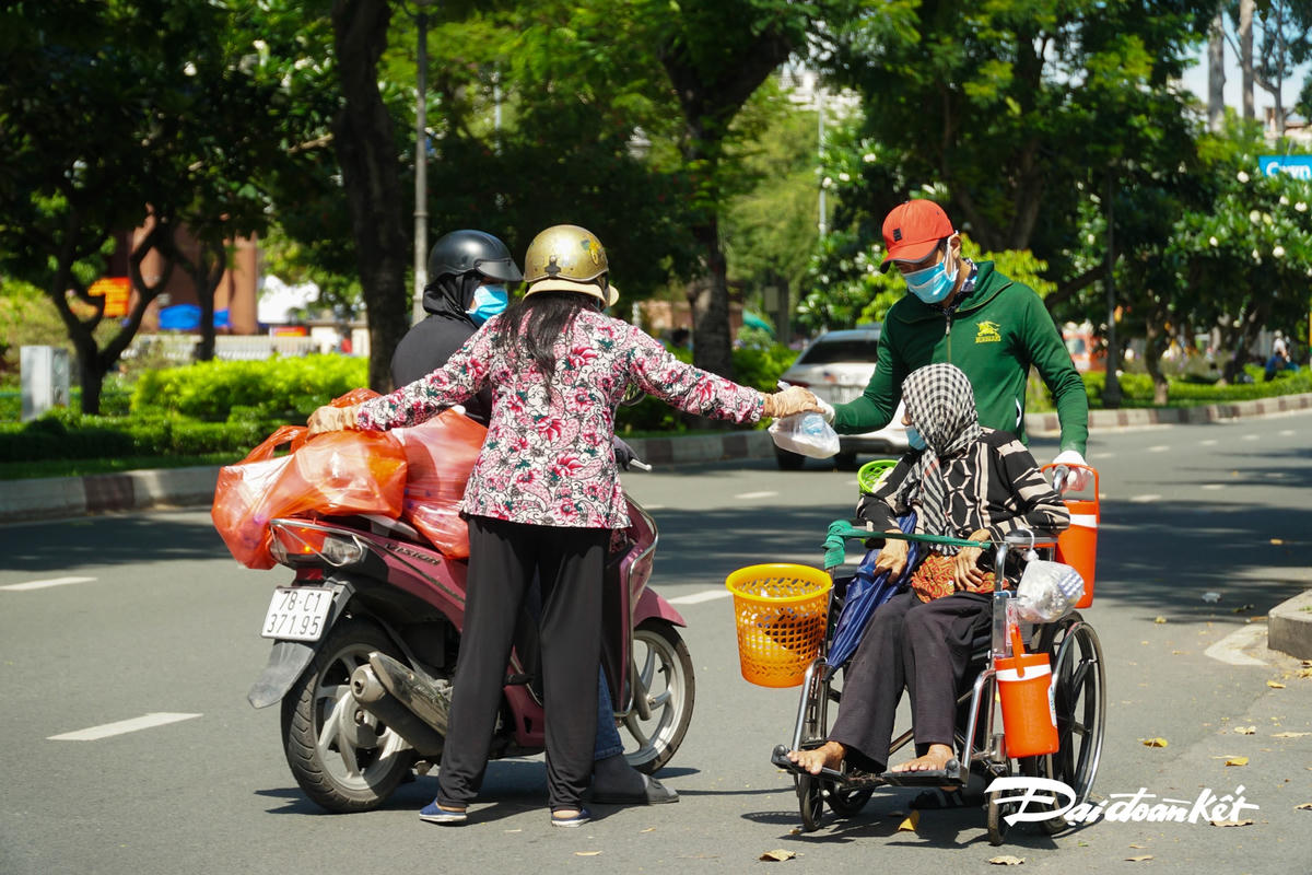 Hình ảnh người con đẩy xe lăn đưa mẹ già nhận cơm giữa trưa nắng khiến nhiều người không kiềm được nước mắt khi thấy sự khổ cực mà người dân đang gặp phải.