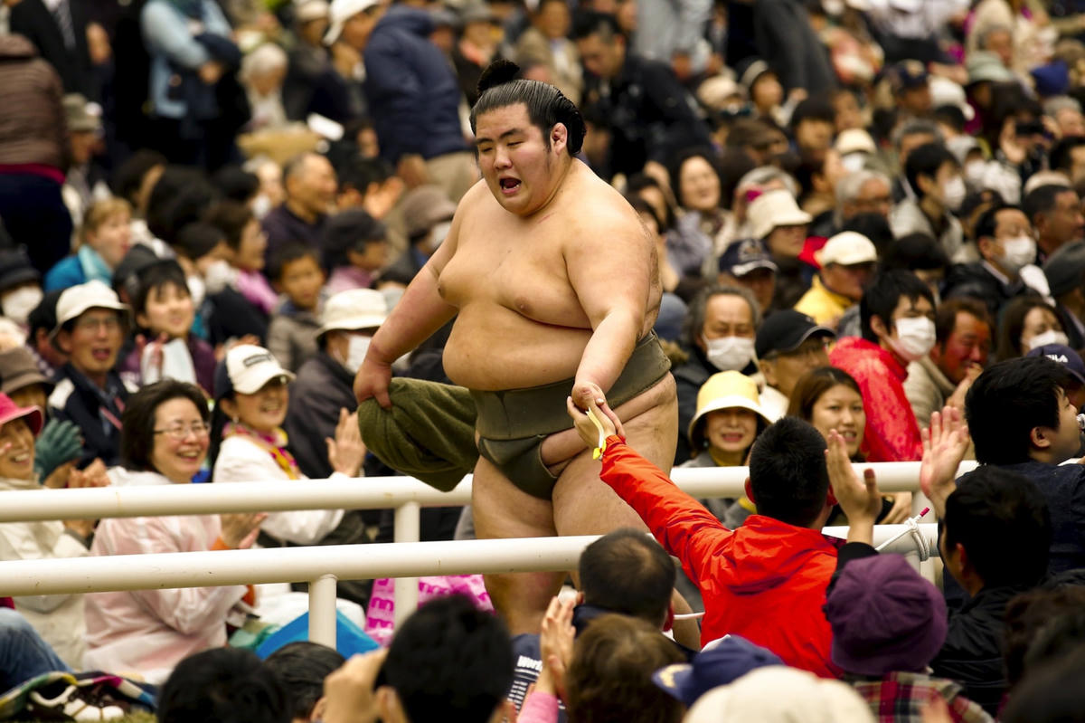Võ sĩ Sumo trong sự hâm mộ của người dân.