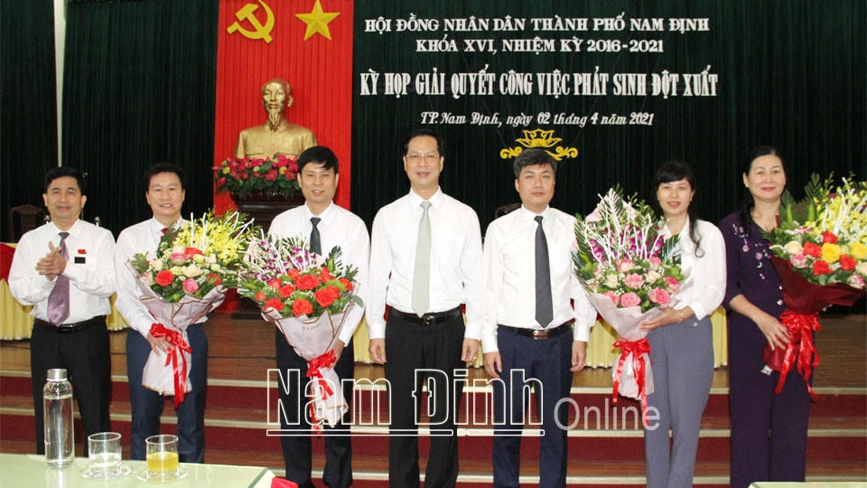Bí thư Thành ủy Nam Định Nguyễn Anh Tuấn cùng các lãnh đạo Thành ủy, HĐND, UBND thành phố chúc mừng các cán bộ vừa được nhận nhiệm vụ mới. Ảnh: Báo Nam Định. 