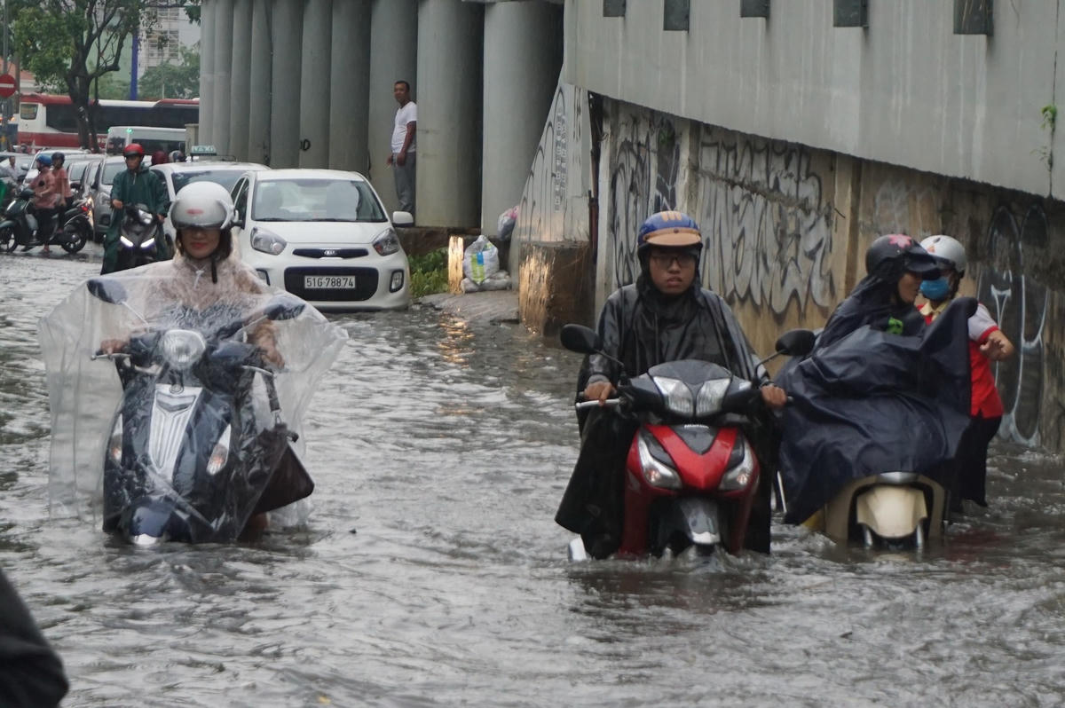 Thời gian qua, TP HCM chưa tìm được giải pháp phù hợp để cải thiện tình trạng ngập úng kinh niên.